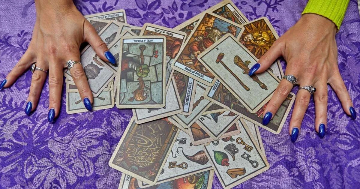 Tarot na niedzielę 1 marca 2026: Co karty mówią dla Twojego znaku zodiaku?