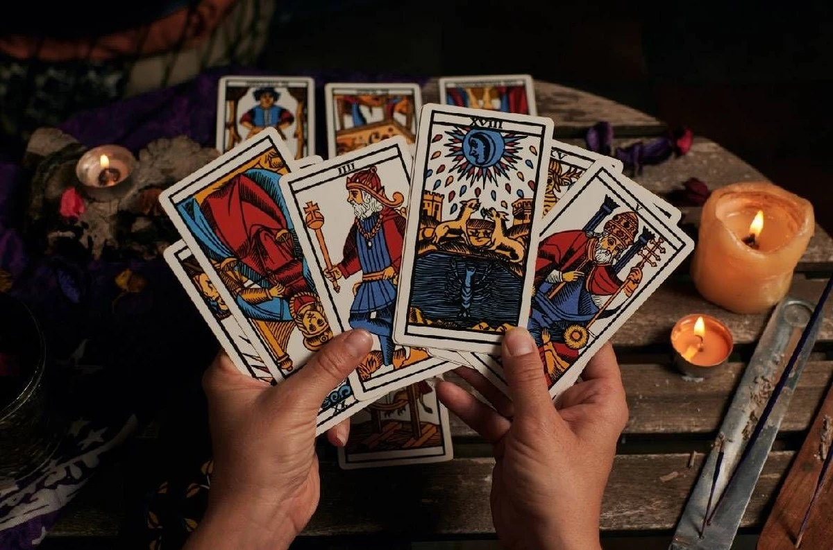 tarotnasrode030-extra-1.webp Tarot na środę 03/03/2026: Co karty mówią o Twoim znaku zodiaku? - image 1