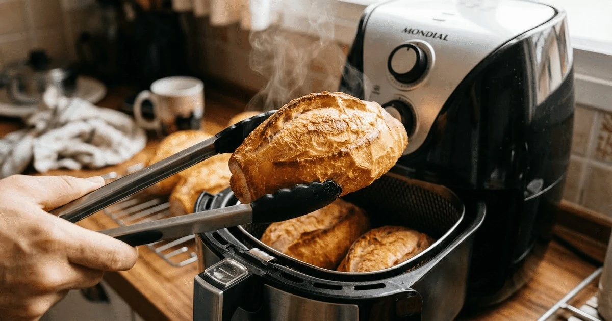 Zapomnij o czerstwym pieczywie: sekretny sposób na świeży smak z zamrażarki w 3 minuty
