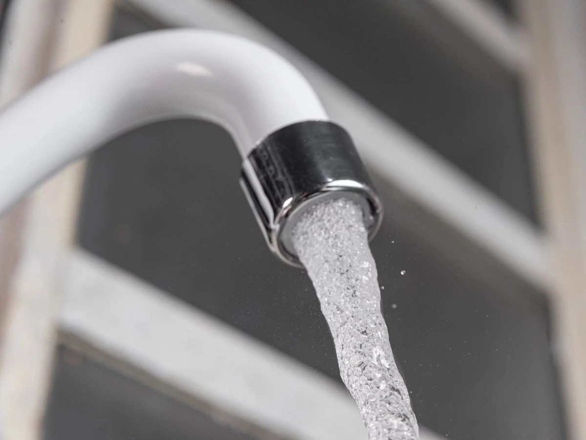 PFAS w wodzie z kranu: Polska pod nowymi zasadami UE. Czy masz się czym martwić?