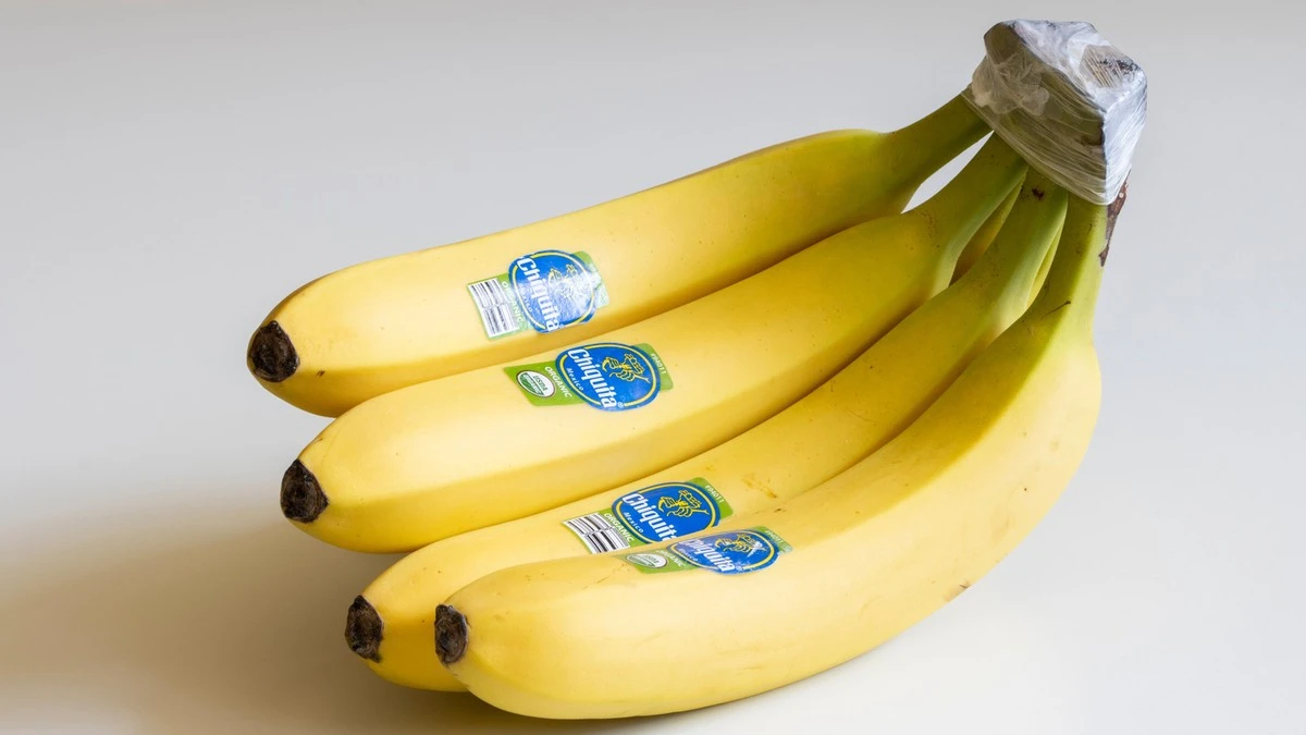 Owiń ogonki bananów folią spożywczą. Ten prosty trik zapobiega marnowaniu owoców - image 1