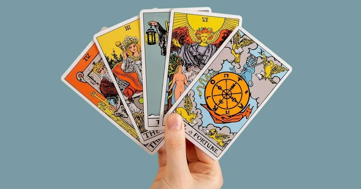 Tarot na niedzielę 8.02.2026: Słońce dla Bliźniąt, transformacja Ryb i co to oznacza dla Ciebie