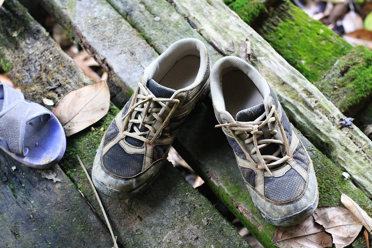 Zniszczone buty: gdzie je wyrzucić, by nie szkodzić planecie (i uniknąć kary) - image 1