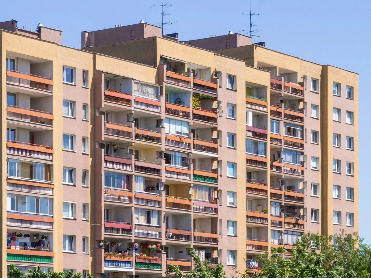 Siekanie PRL: instalacje w blokach grożą powodzią w ciągu 5 lat