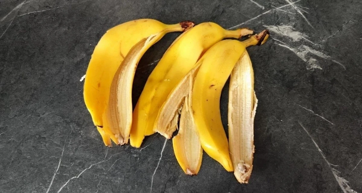 Bananowa skórka i sól: sekret bujnego kwitnienia roślin, o którym większość zapomina