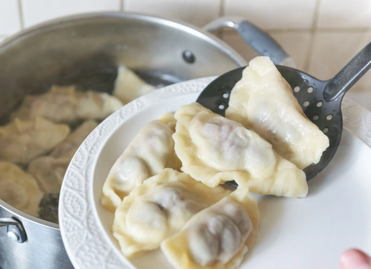 Dlaczego dodanie szklanki wody podczas gotowania pierogów to kulinarny sekret? - image 1