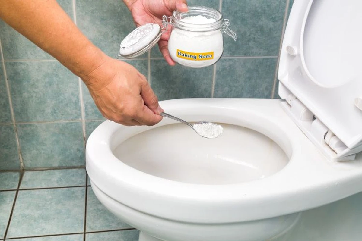 Jak pozbyć się zapachu w łazience: gorąca woda i soda rozwiążą problem w 5 minut - image 1