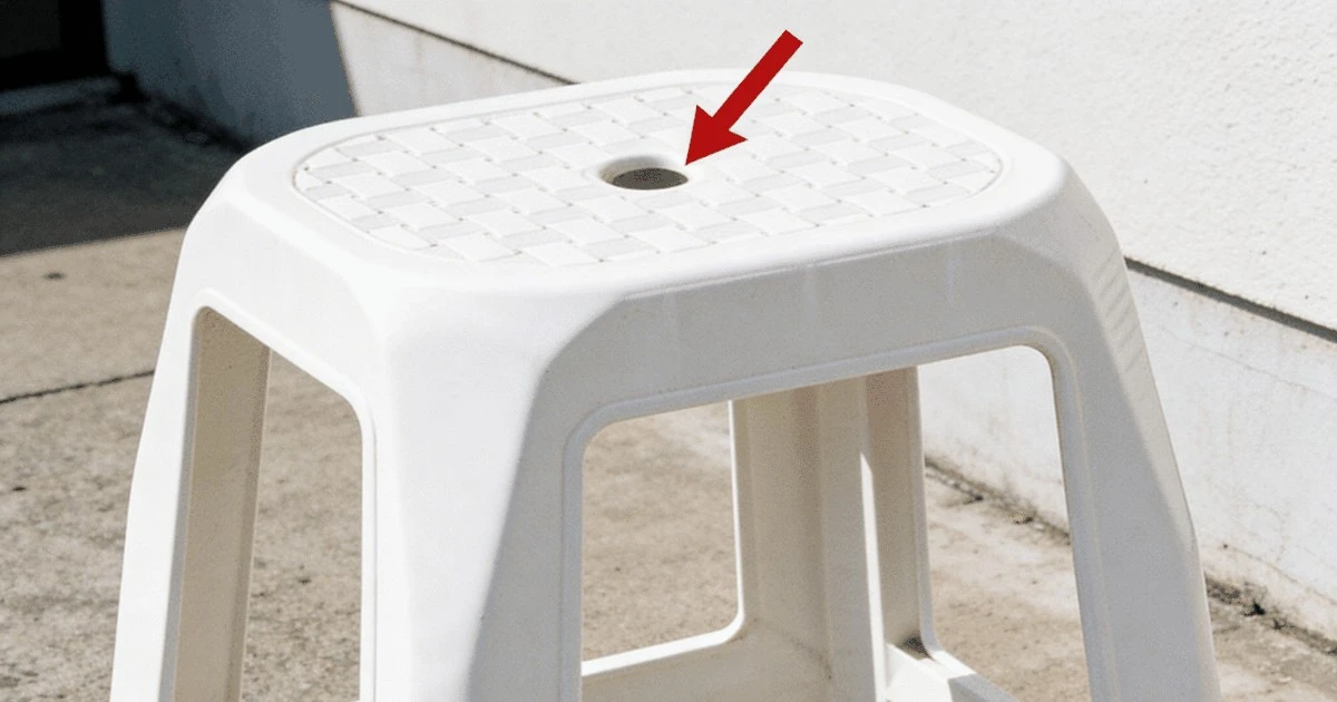Dlaczego w środku plastikowych krzeseł jest dziura? Odpowiedź zaskoczy