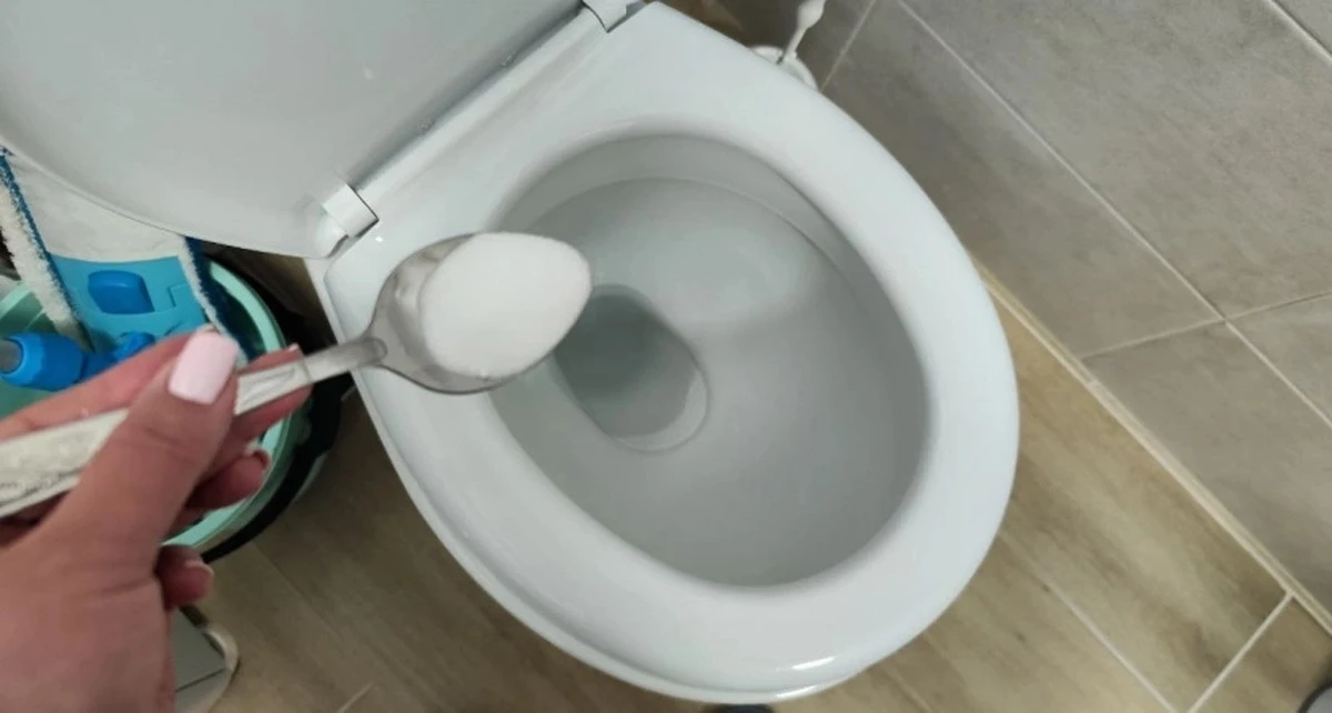 Sypię sól do toalety i umywalki wieczorem. Rano widzę zdumiewający efekt