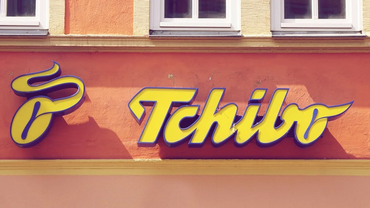 Koniec z bałaganem w przedpokoju: Ta komoda z Tchibo odmieni Twoje wnętrze w stylu retro