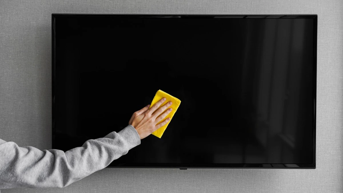 Jak wyczyścić ekran telewizora bez smug: domowy sposób, który chroni powłokę - image 1