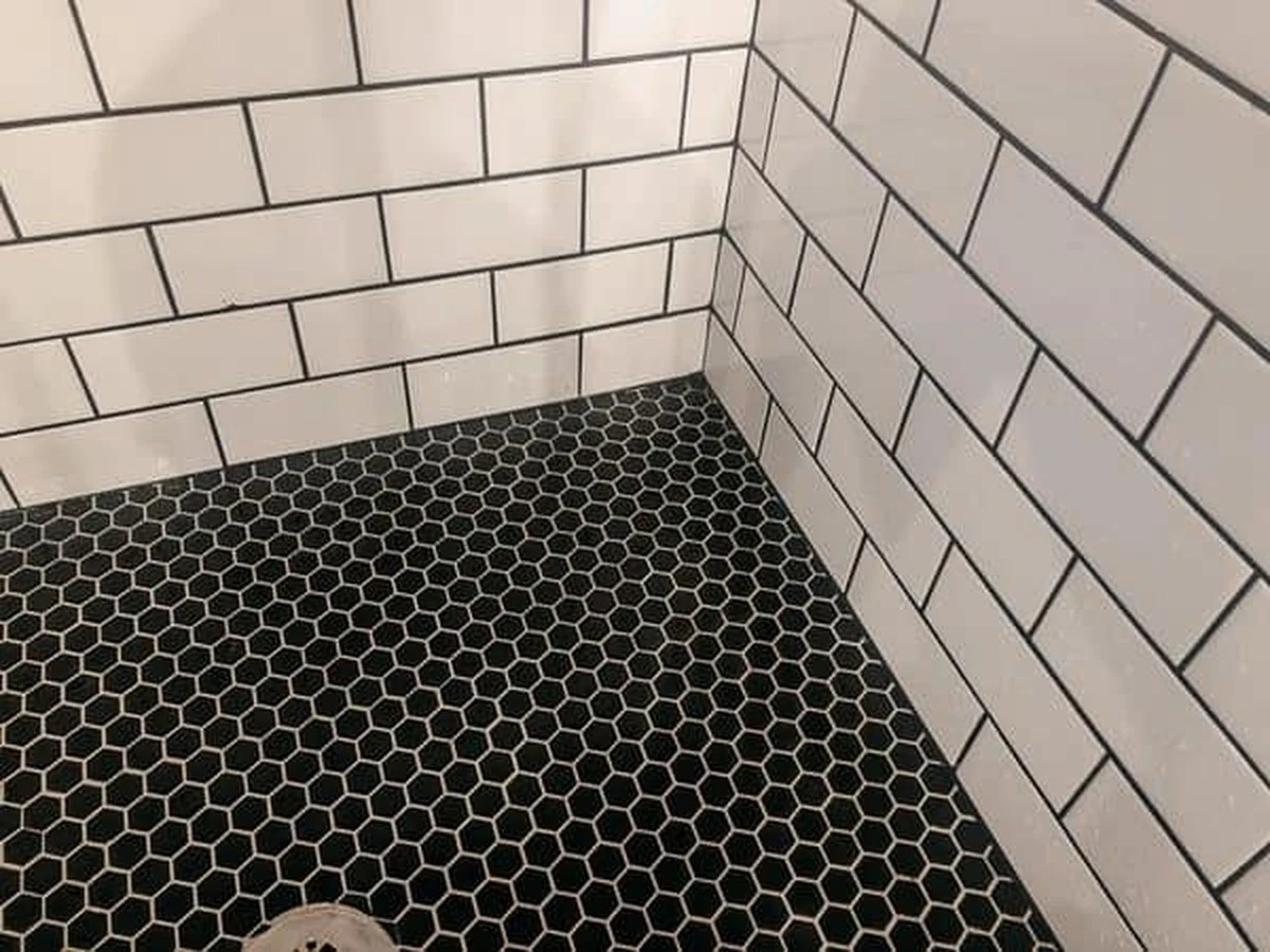 pozegnajczarnef-extra-1.webp Pożegnaj czarne fugi w łazience: domowy przepis, który pokona nawet sodę - image 1