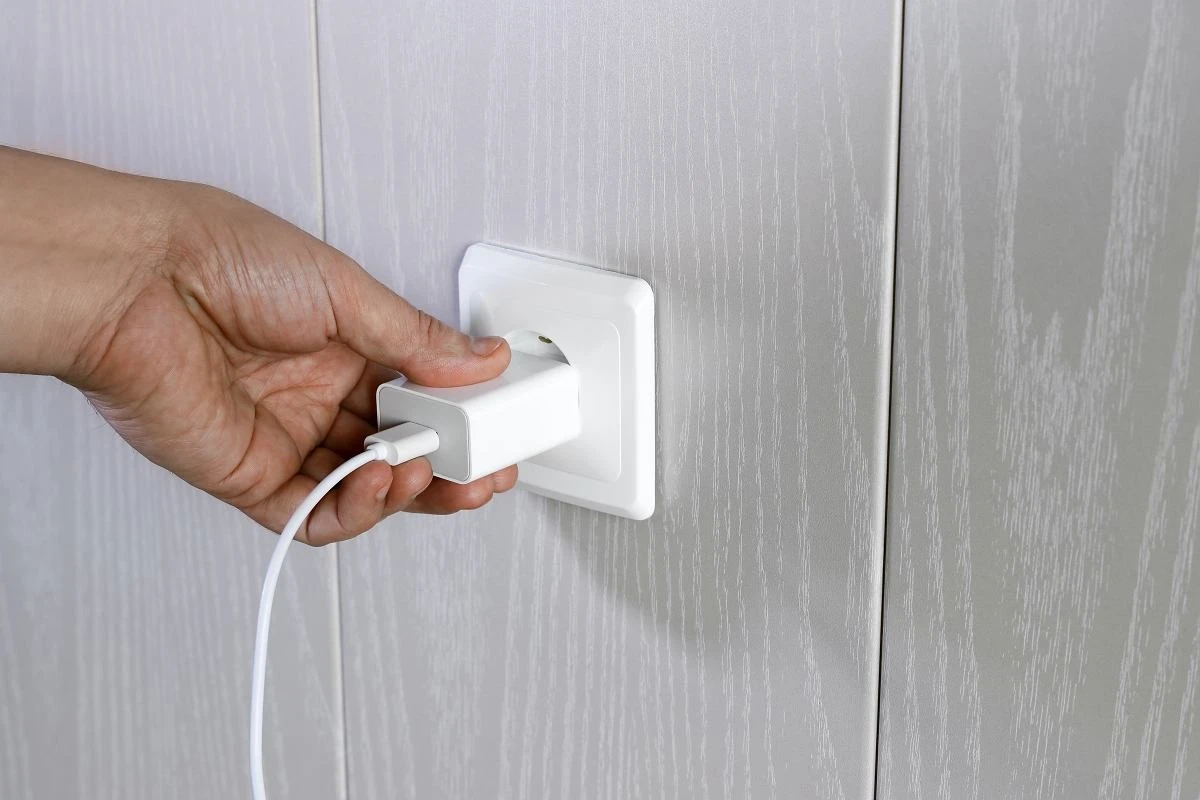 adowarkawgniazd-extra-1.webp Ładowarka w gniazdku ciągnie prąd? Prawda o ukrytym zużyciu energii - image 1