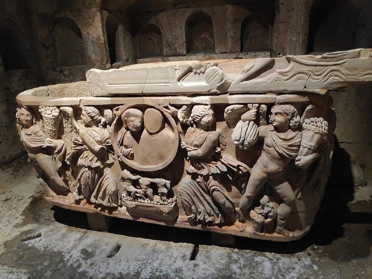 Odkryto dwie monumentalne rzeźby w ścianie starożytnego grobowca w Pompejach - image 1