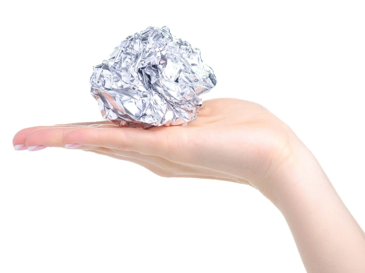 Kulka z folii aluminiowej w kieszeni – zaskakujący trik, który działa natychmiast