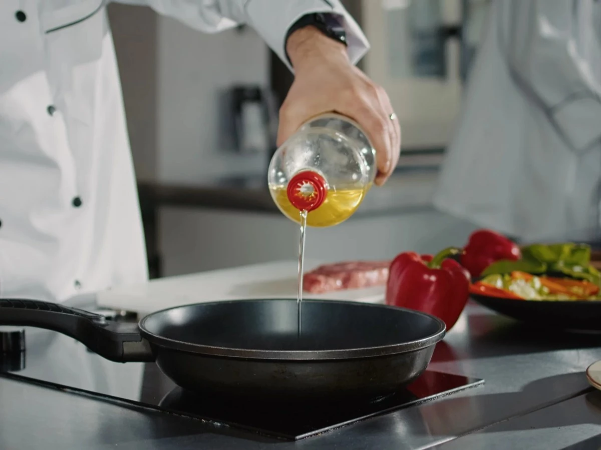 Prosty trik z solą kuchenną, który uratuje Twój odpływ przed zapchaniem po smażeniu