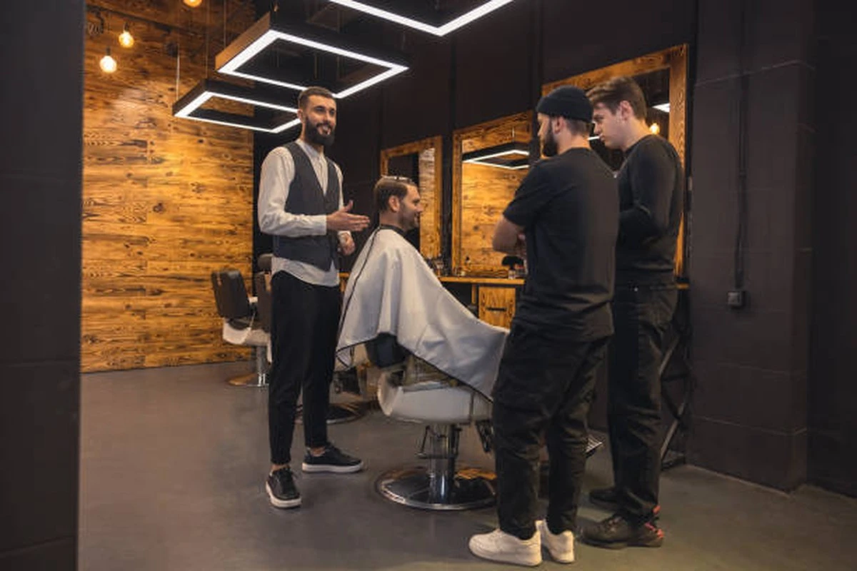 Ile zarabia barber? Realia polskich salonów i domowych warsztatów - image 1