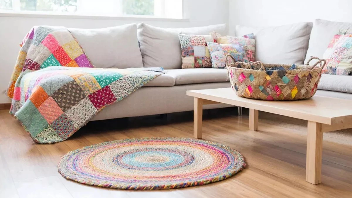 Stare ubrania nabierają nowego życia: 3 pomysły na designerskie dekoracje do domu