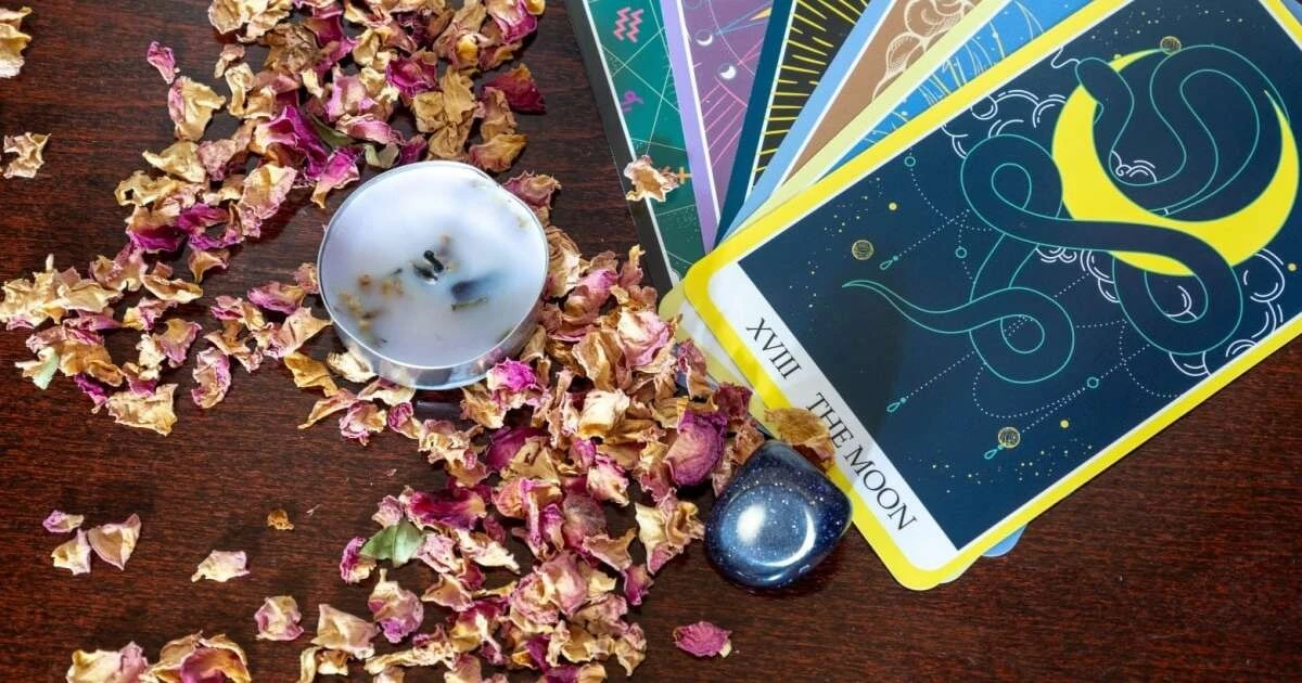 Co tarot mówi o Twojej przyszłości w niedzielę 15 marca 2026? Sprawdź prognozę dla 12 znaków zodiaku.