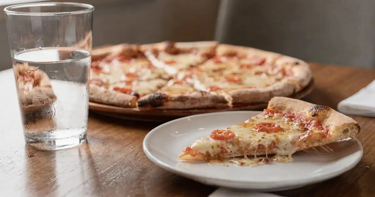 Dwie kromki pizzy czy jeden burger? Zrozum, co bardziej obciąża wagę!