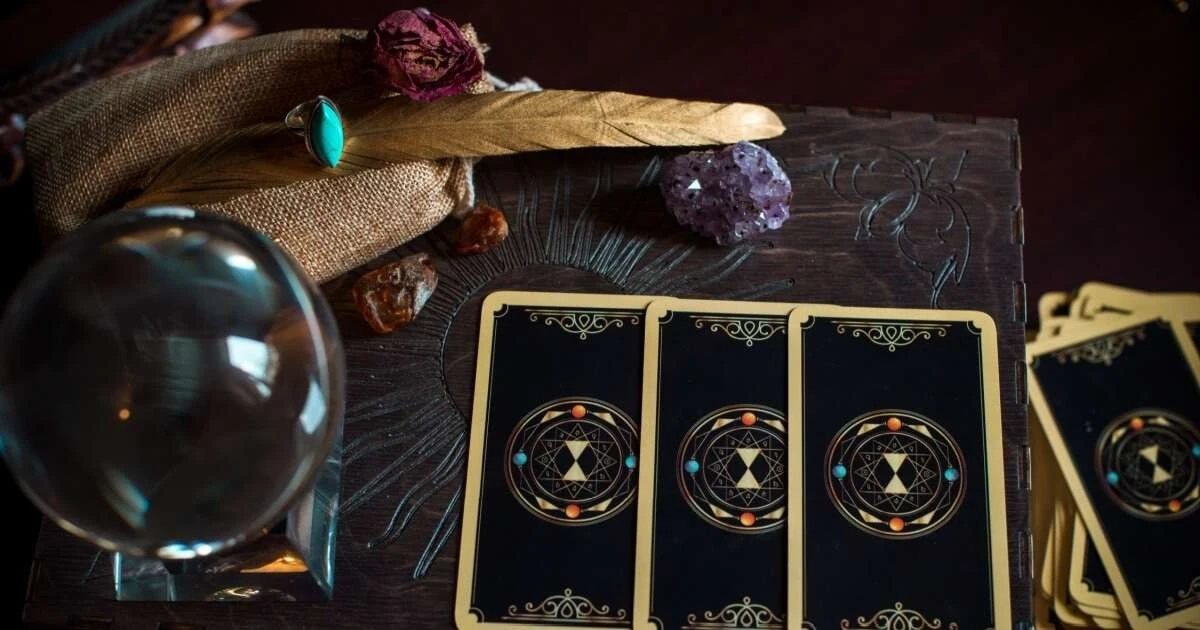 Co mówi tarot na 23 lutego 2026? Kluczowa karta dla twojego znaku