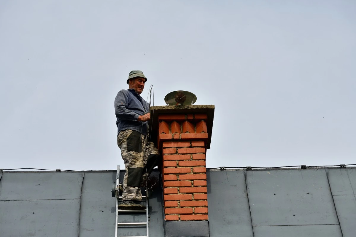 Jesień płacze. 3 domowe sposoby na czyszczenie komina, gdy za oknem deszcz