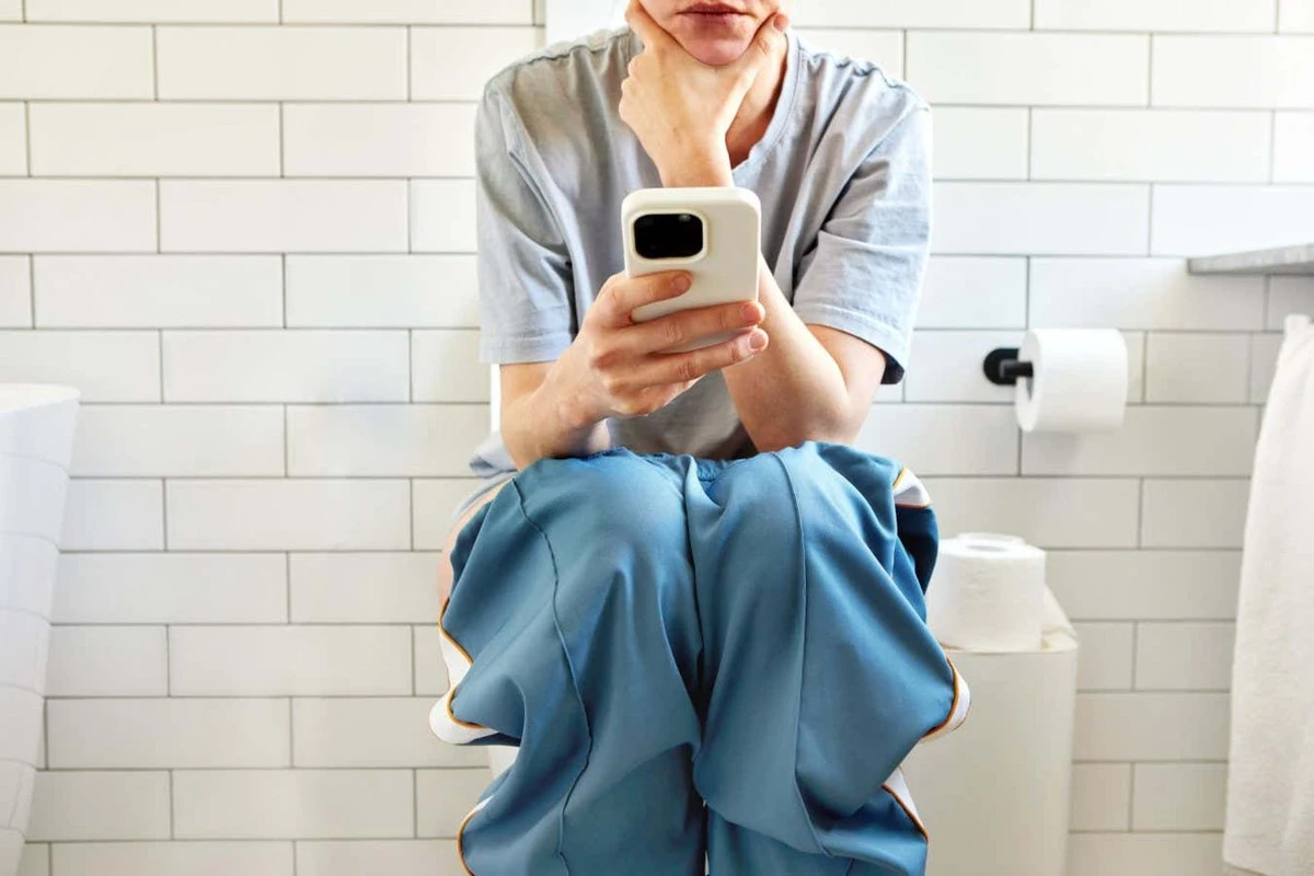 czytelefonwtoal-extra-1.webp Czy telefon w toalecie powoduje hemoroidy? Naukowcy mają odpowiedź - image 1