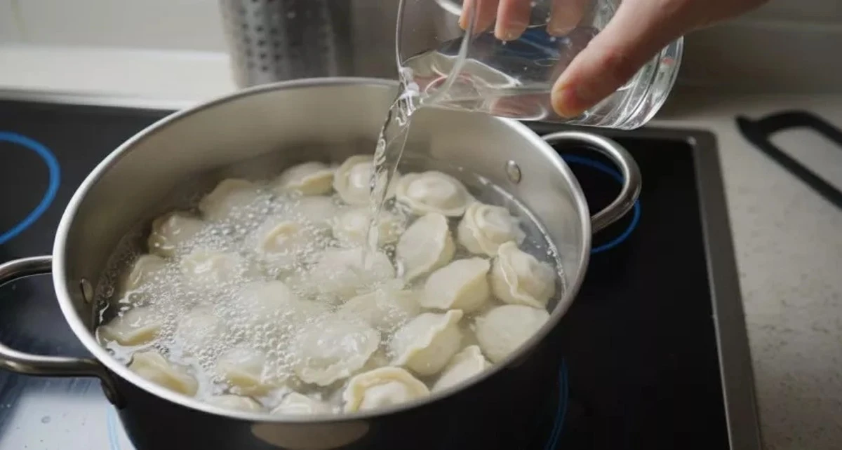Dlaczego dodanie szklanki wody podczas gotowania pierogów to kulinarny sekret?