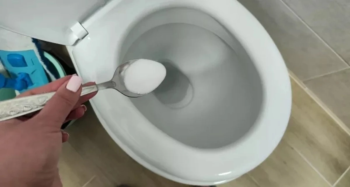 Dlaczego warto wsypywać sól do muszli klozetowej. Zapamiętaj to na całe życie