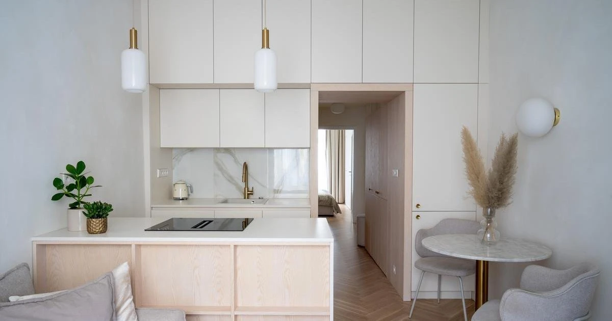 Jak odmienić 38 m² bez burzenia ścian? Ten apartament w Pradze zaskakuje funkcjonalnością