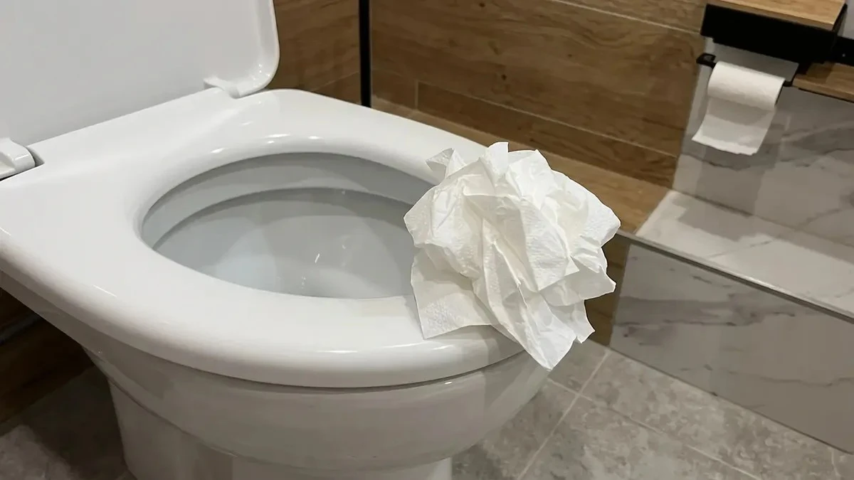 Dlaczego wyrzucanie papieru toaletowego do toalety to błąd, który kiedyś odkryłem