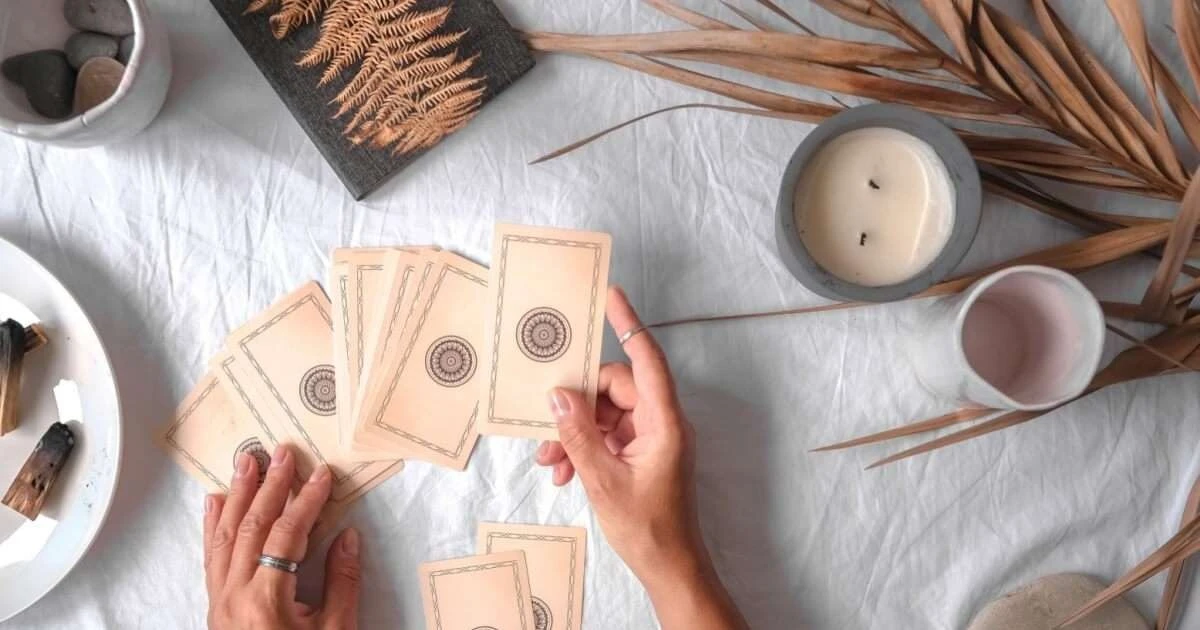 Tarot na poniedziałek 9 lutego 2026: Kluczowe przesłanie dla każdego znaku zodiaku