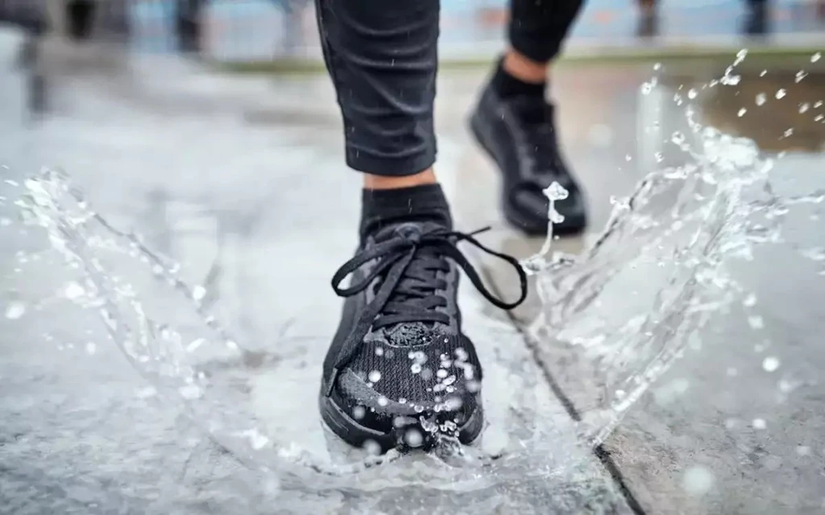 Przemoknięte buty w godzinę? Zapomnij o suszeniu na kaloryferze. Ta babcina metoda działa! - image 1