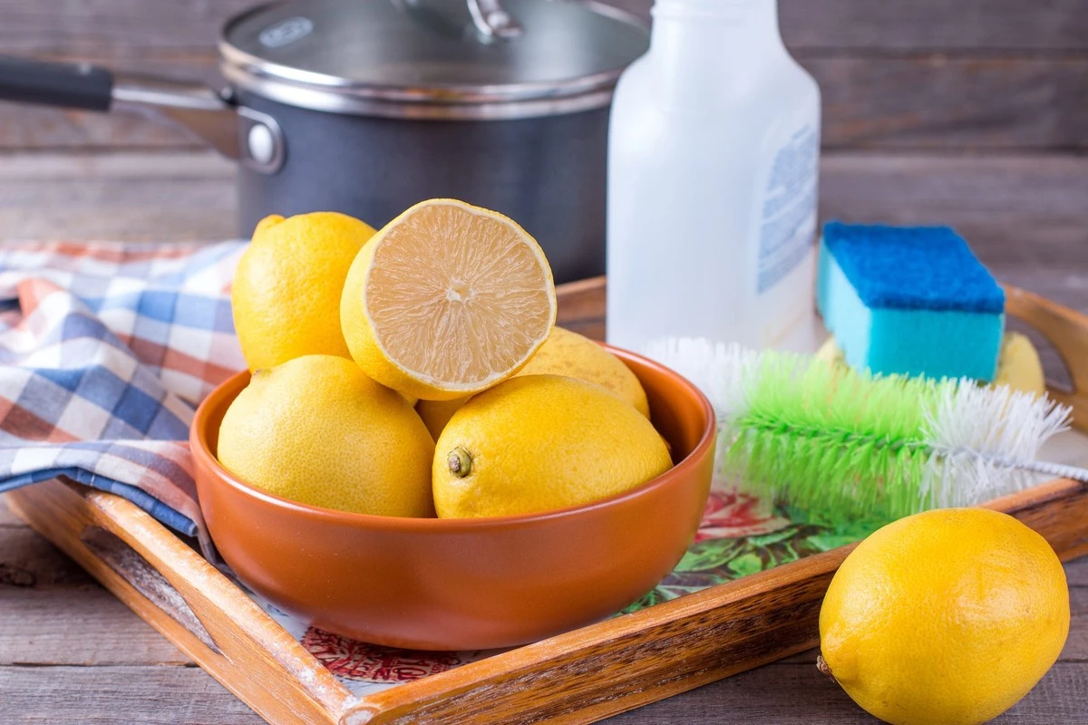 cytrynatoznaczn-extra-1.webp Cytryna to znacznie więcej niż przyprawa! Te kuchenne triki posprzątają Twój dom jak naturalny detergent - image 1