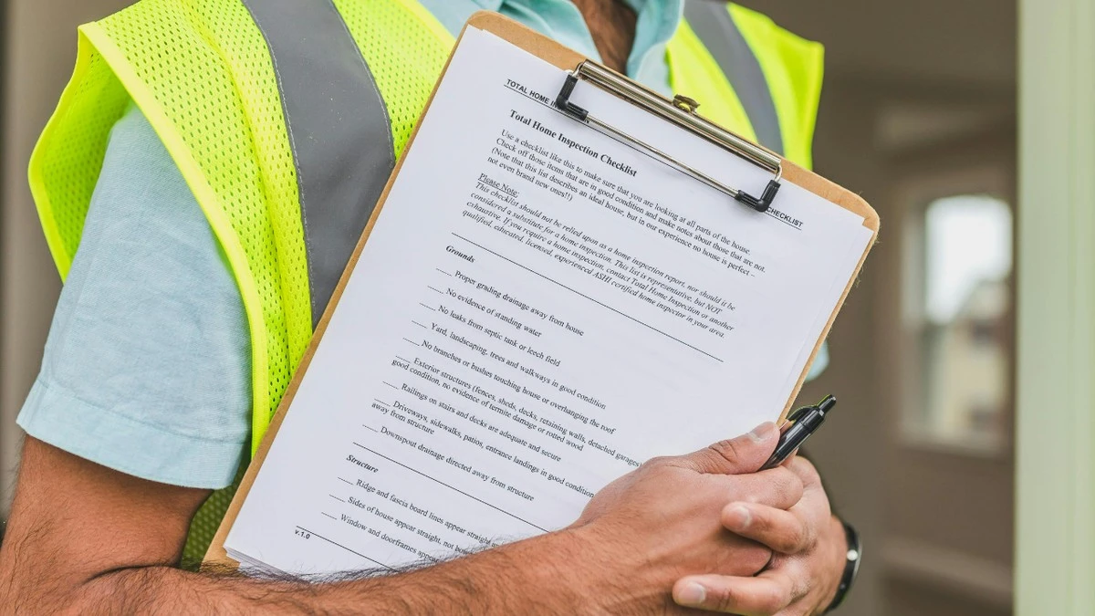 Oszustwo w blokach 2026: Fałszywe kontrole „Poradnika Bezpieczeństwa” zagrażają twojemu domowi - image 1