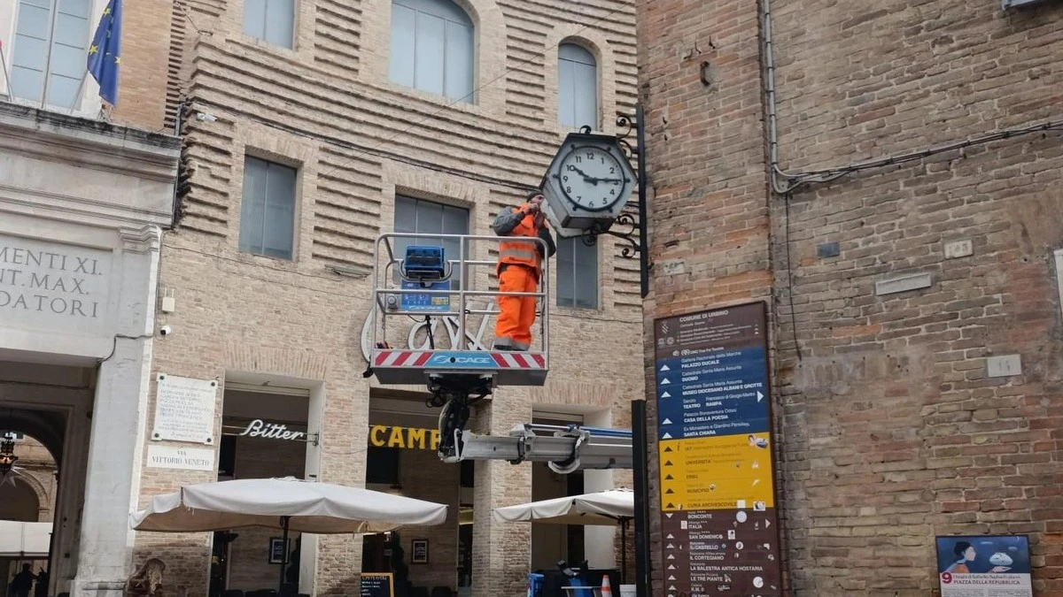 Zegar na placu w Urbino odzyskał swój rytm. Jak to możliwe, że miasto "zgubiło czas"?