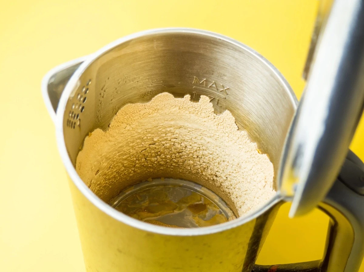 Obierki jabłek zamiast octu: Sekret lśniącego czajnika bez kamienia