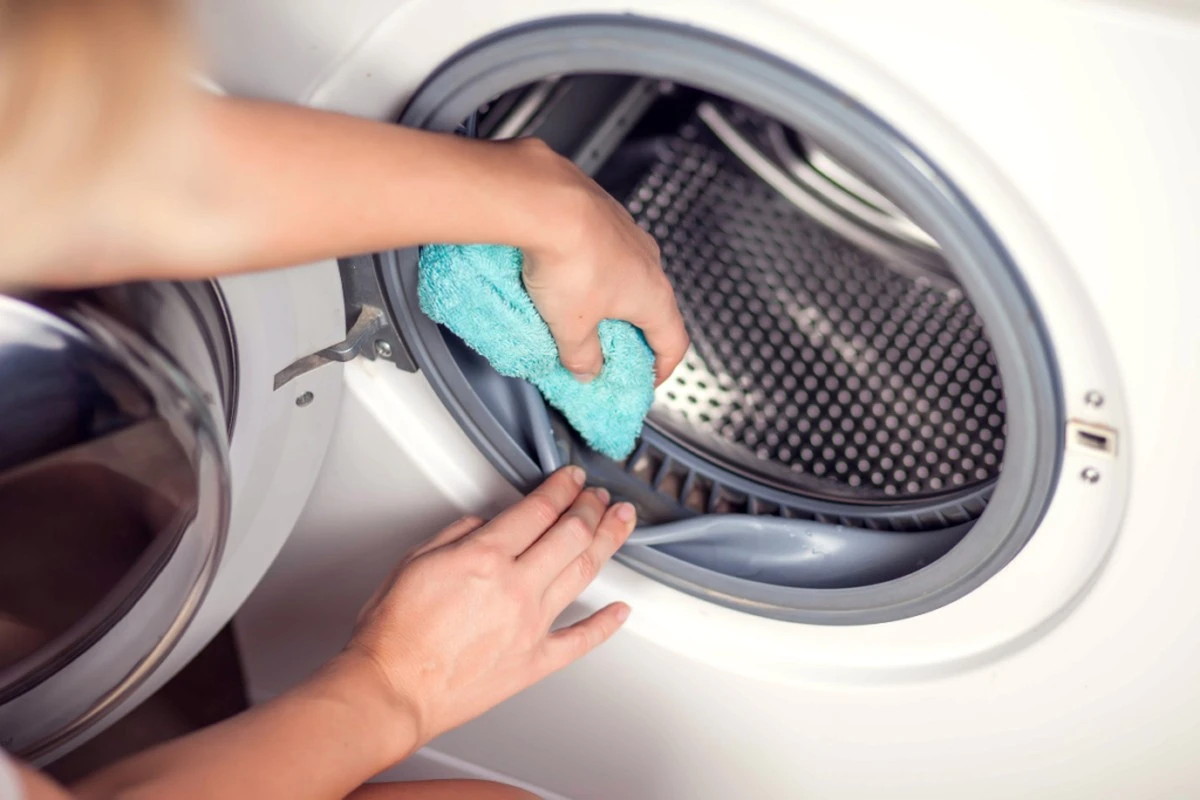 Jak samodzielne wyczyścić pralkę w 5 minut? Dwa przyciski, które ratują życie - image 1