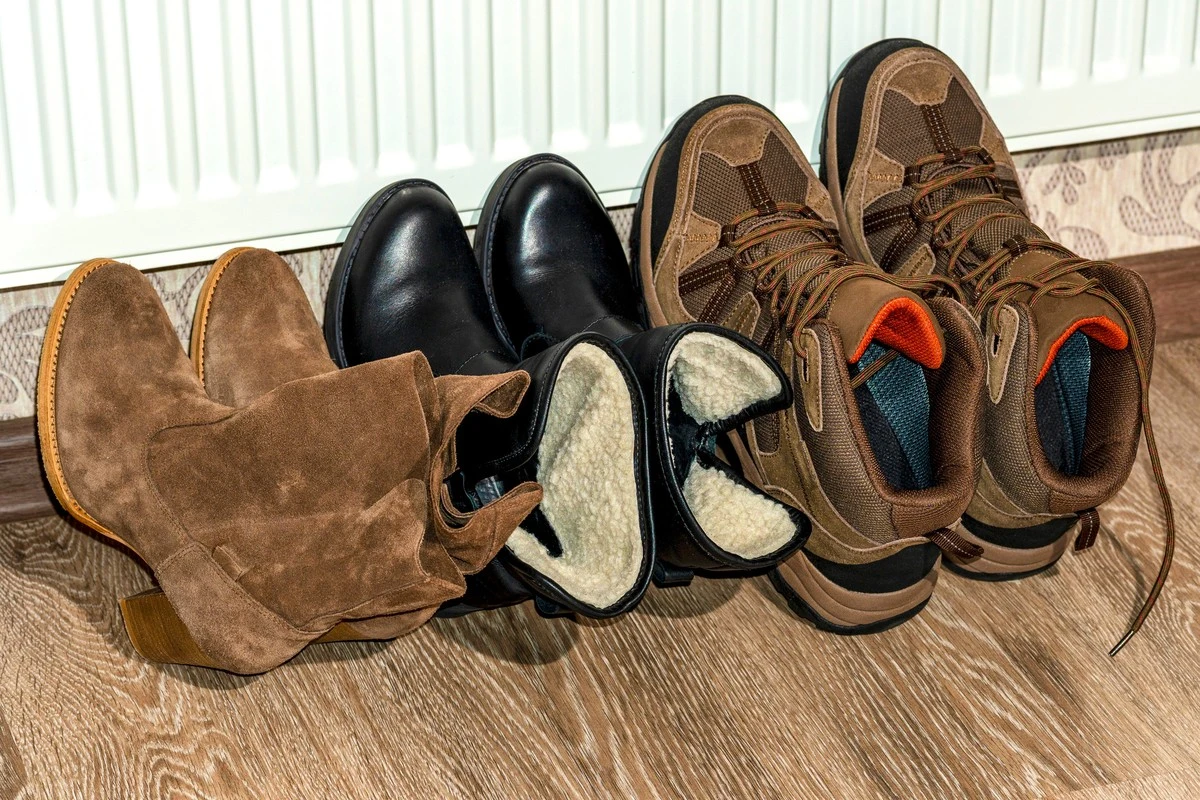 Przemoknięte buty w godzinę? Zapomnij o suszeniu na kaloryferze. Ta babcina metoda działa!