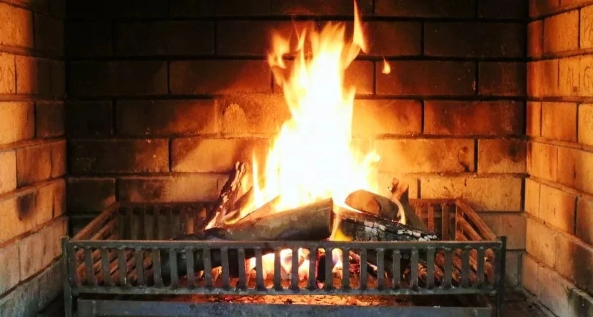 Dwa kawałki drewna w piecu – a komin jak nowy: jak pozbyć się latami zbierającej się sadzy?
