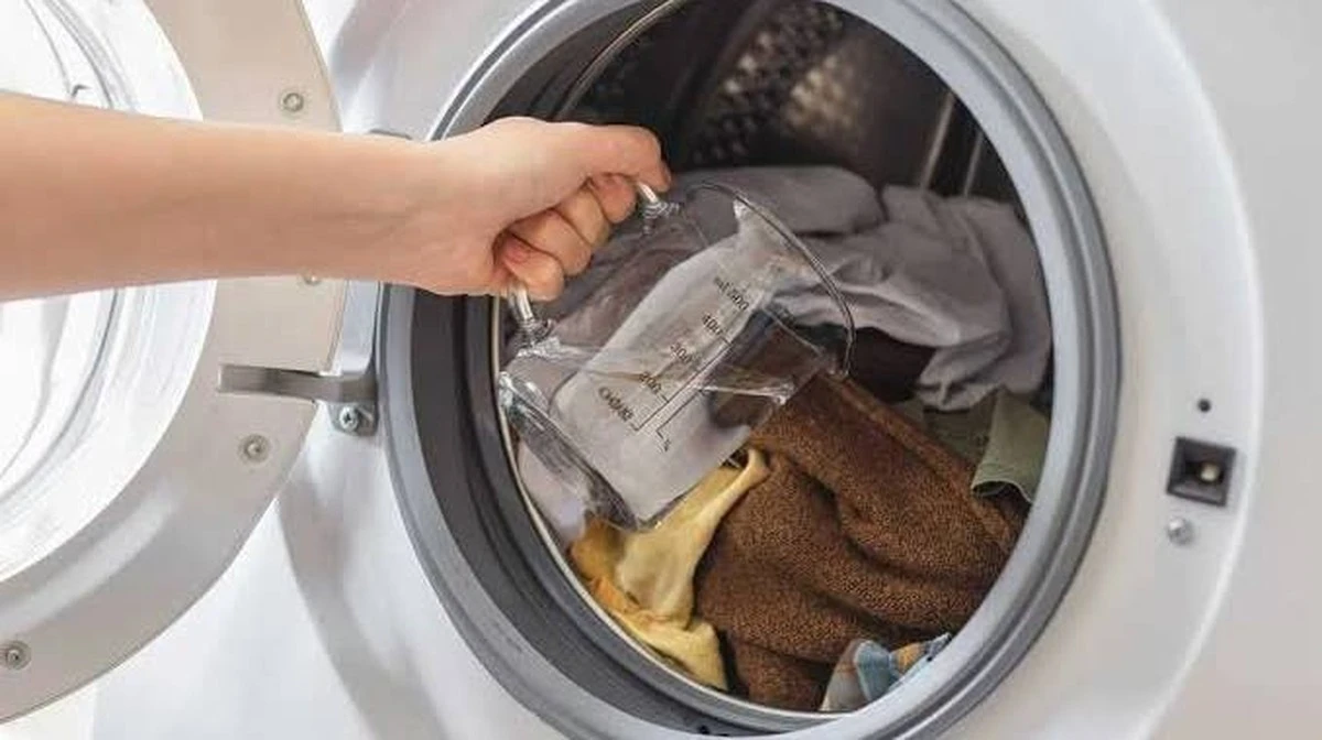 Sekretna broń w twojej łazience: Dlaczego szklanka octu ratuje pranie (i pralkę)