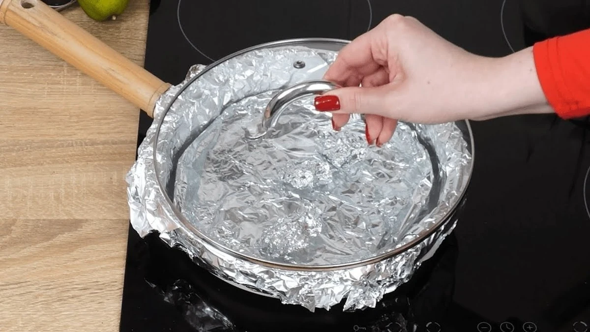Genialny trik szefów kuchni: Dlaczego warto wkładać folię aluminiową do patelni - image 1