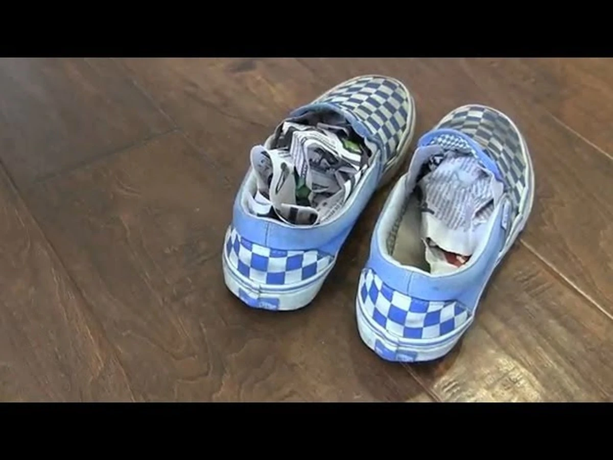 newspaperinyour-extra-1.webp Newspaper in your shoes? The simple trick to banish moisture and odor - image 1