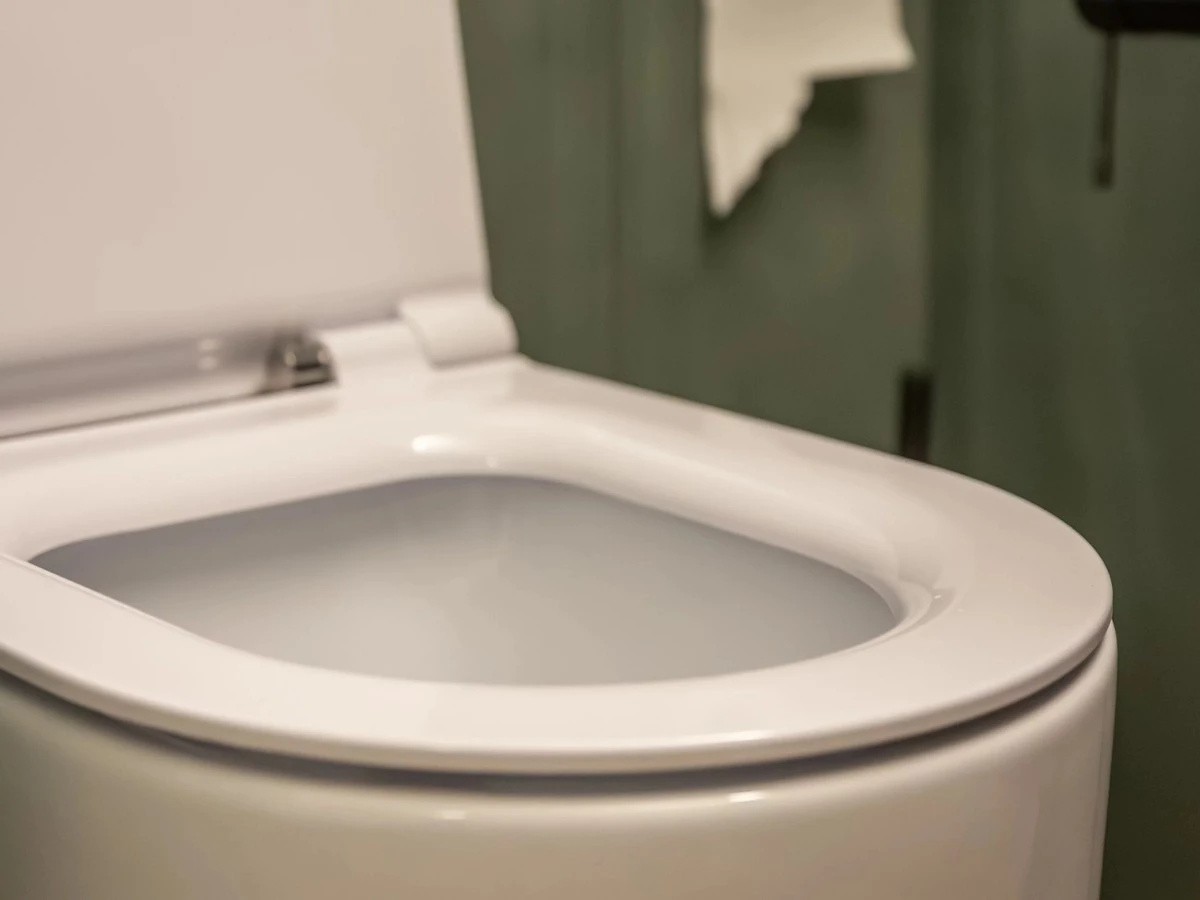 Wrzuć to do muszli, a kamień zniknie. Domowy sposób na idealną czystość WC
