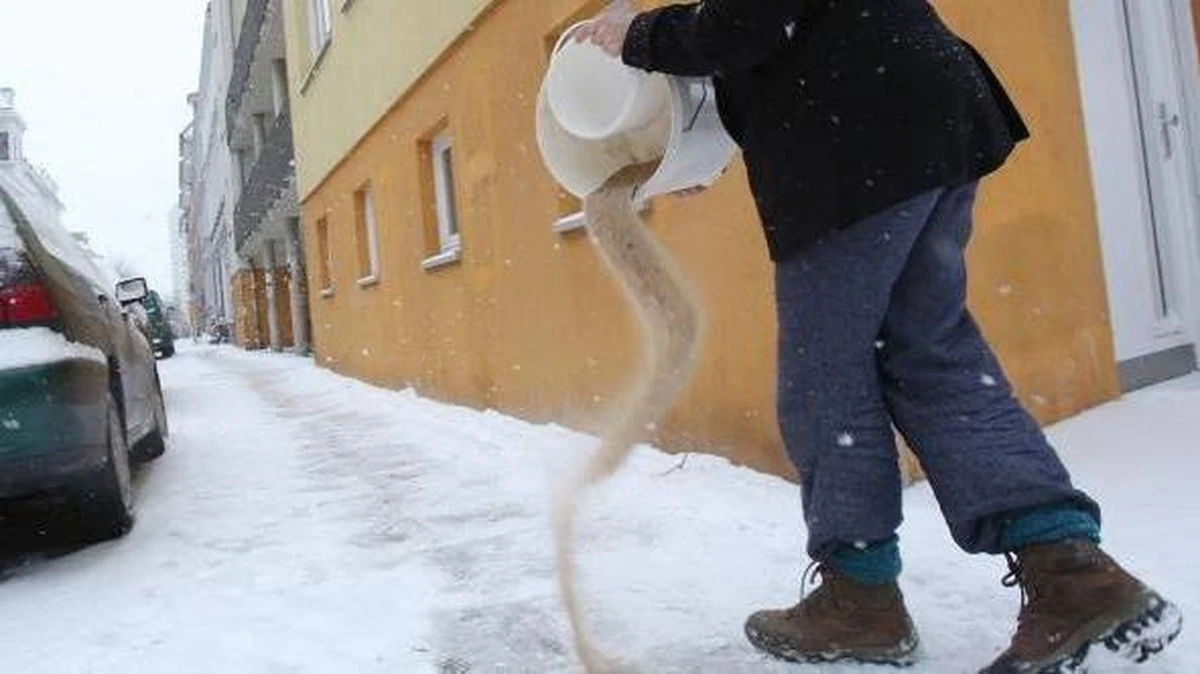 Gdy temperatura spada, sól przestaje działać. Co działa lepiej?