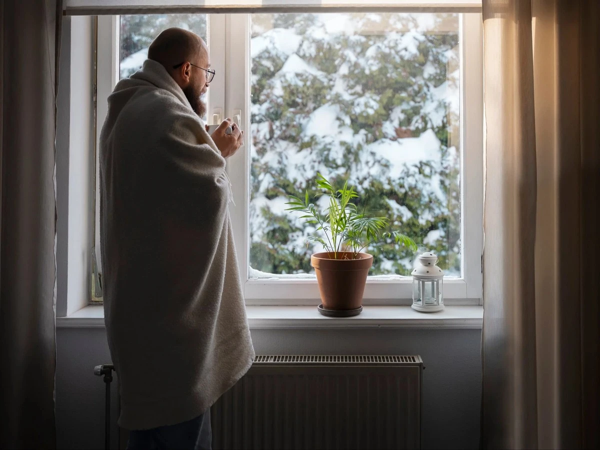 Połóż wałek z tkaniny na parapecie i zatrzymaj zimno od okna. Prosty trik na mróz w mieszkaniu