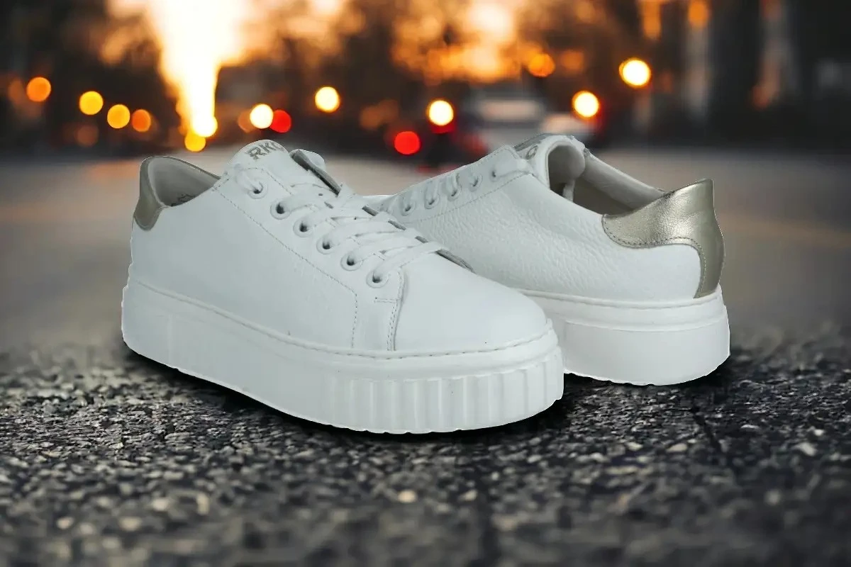 dlaczegostylowe-extra-1.webp Dlaczego stylowe kobiety zamieniają szpilki na białe sneakersy? - image 1