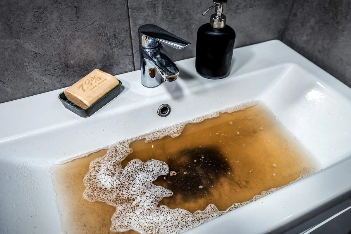 Jak udrożnić zatkany zlew kwaskiem cytrynowym w 15 minut – domowy sposób bez hydraulika - image 1