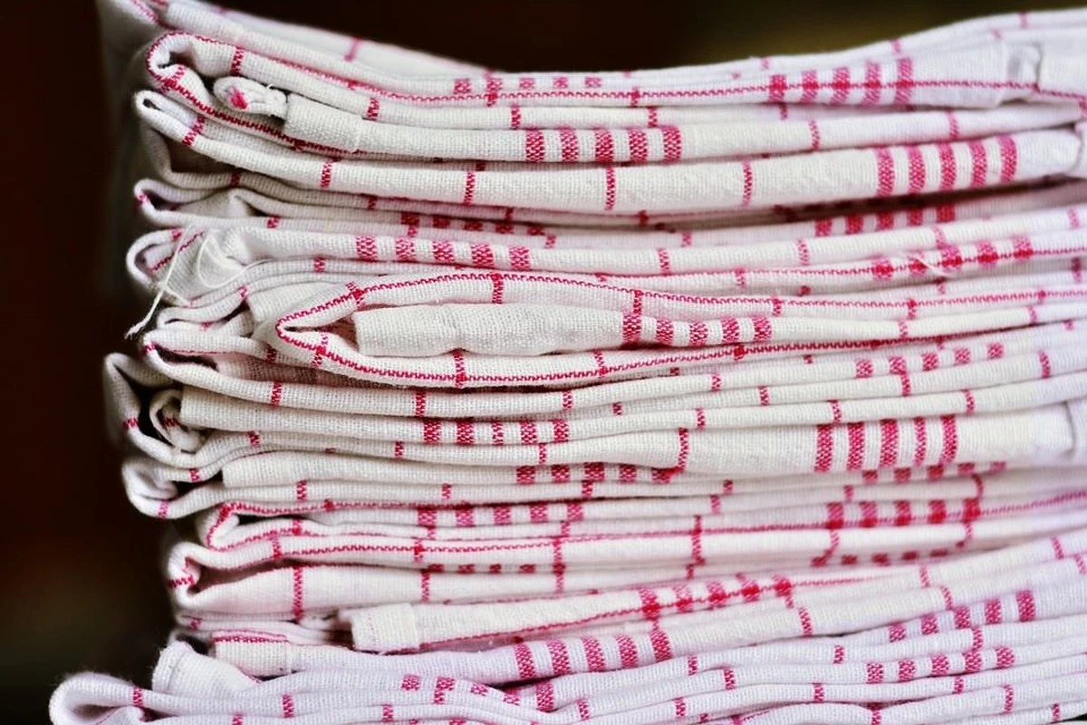 dlaczegotwojesc-extra-1.webp Dlaczego Twoje ścierki kuchenne pachną stęchlizną? Stara metoda babć, która działa lepiej niż proszek. - image 1