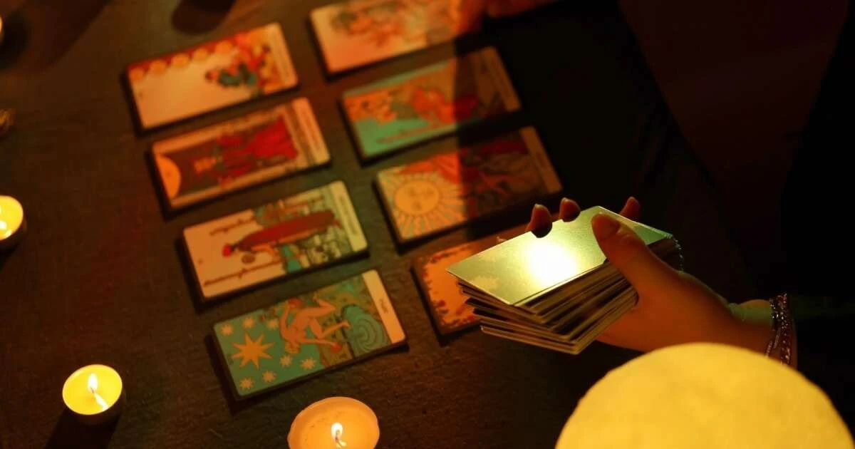 Tarot na niedzielę 22.02.2026: Kluczowe wybory i niespodzianki dla każdego znaku